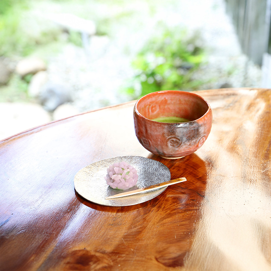 季節の上生菓子とお抹茶:季節限定の上生菓子と抹茶のセット