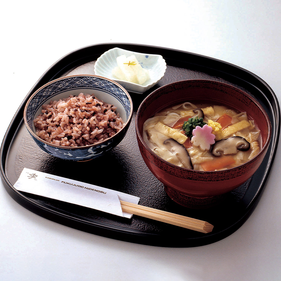 黒もち米と半田麺の七色葛あんかけ:黒もち米とともに楽しむ季節のあんかけ