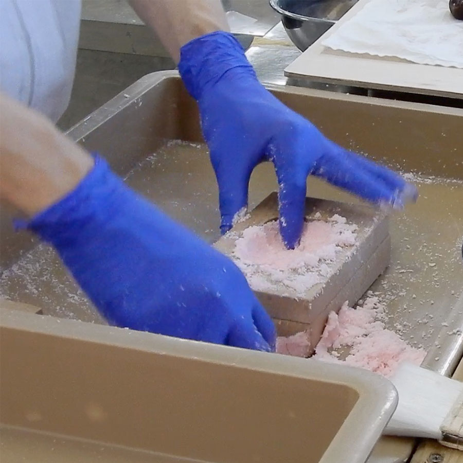 型に生地を入れる