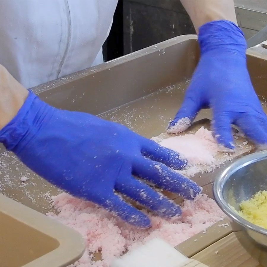 さらに生地を重ねる