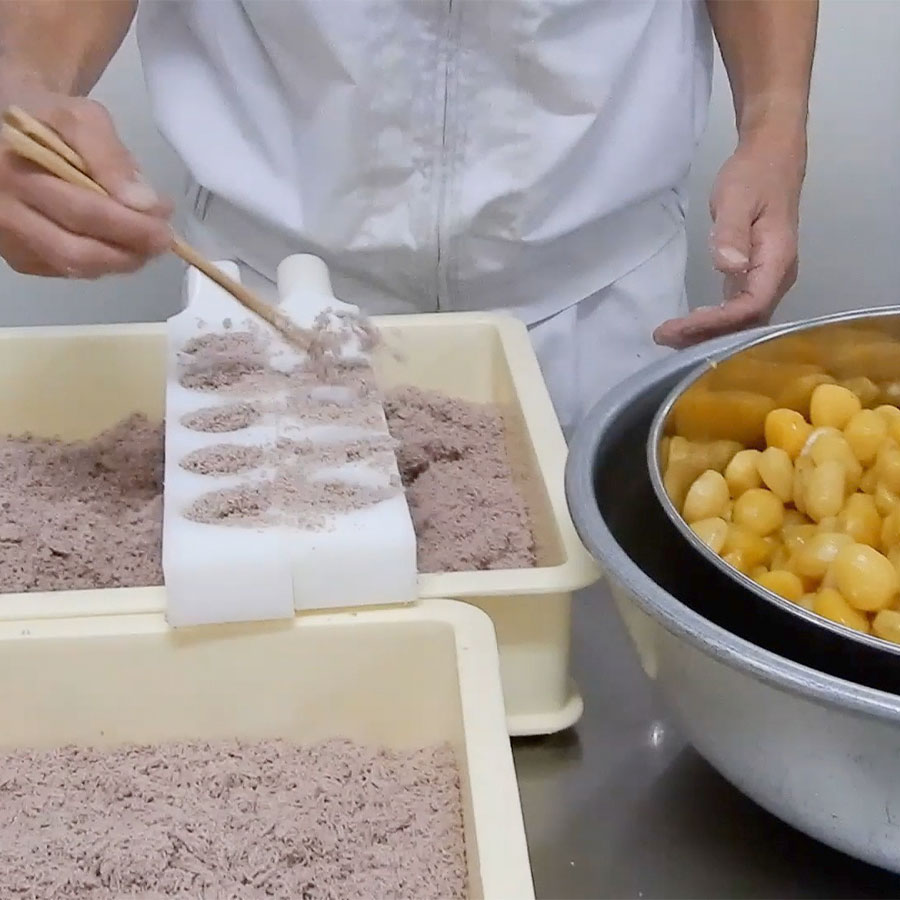 生地を型に詰める