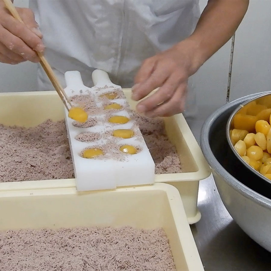 栗を一粒ずつ入れる