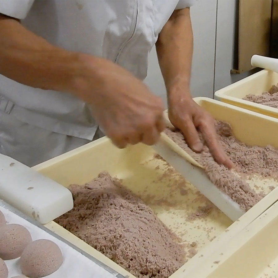 さらに生地をかぶせる