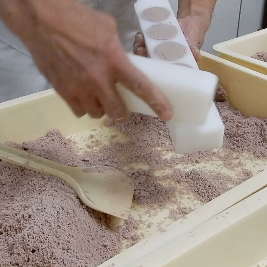 底を板で整える