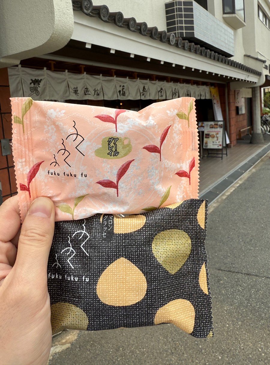 店舗前でふくふくふを持つ様子